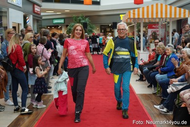 Modenschau-Neuer-Markt-Nacht-der-Sinne-2022-0054