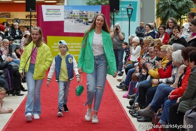 Modenschau-Fruehjahr-2023-NeuerMarkt-0175