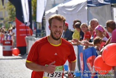 Stadtlauf-Neumarkt-Zieleinlauf-2019-1097