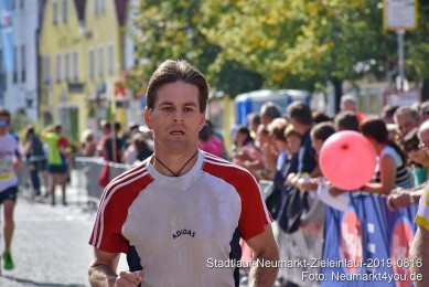 Stadtlauf-Neumarkt-Zieleinlauf-2019-0816