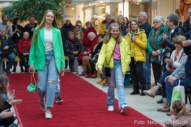 Modenschau-Fruehjahr-2023-NeuerMarkt-0176