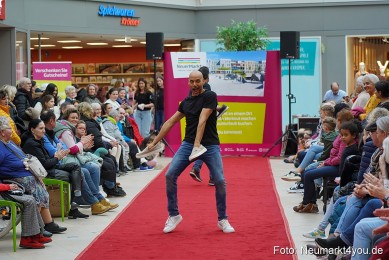 Fruehlingsmodenschau-im-NeuenMarkt-2024-0018