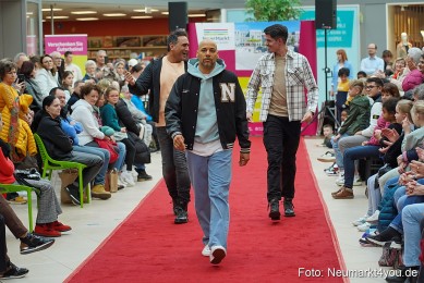 Fruehlingsmodenschau-im-NeuenMarkt-2024-0028