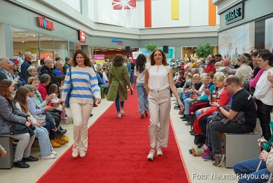 Fruehlingsmodenschau-im-NeuenMarkt-2024-0035