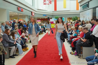 Fruehlingsmodenschau-im-NeuenMarkt-2024-0036