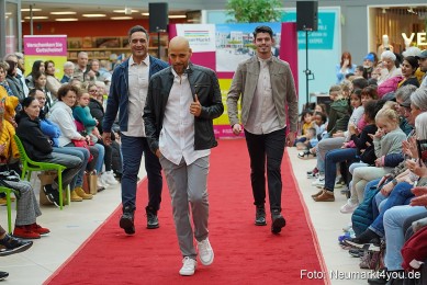 Fruehlingsmodenschau-im-NeuenMarkt-2024-0040