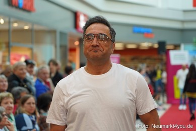 Fruehlingsmodenschau-im-NeuenMarkt-2024-0046