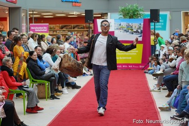 Fruehlingsmodenschau-im-NeuenMarkt-2024-0050