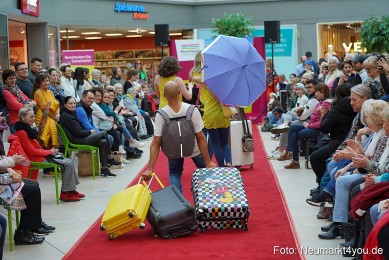 Fruehlingsmodenschau-im-NeuenMarkt-2024-0061