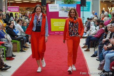 Fruehlingsmodenschau-im-NeuenMarkt-2024-0063