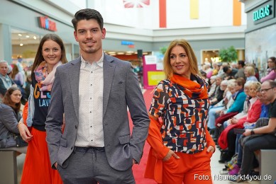 Fruehlingsmodenschau-im-NeuenMarkt-2024-0066