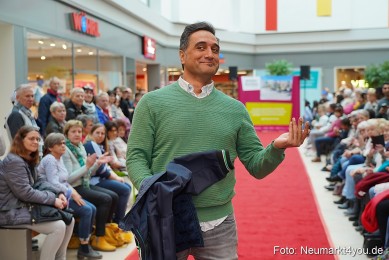Fruehlingsmodenschau-im-NeuenMarkt-2024-0083