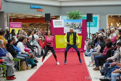 Fruehlingsmodenschau-im-NeuenMarkt-2024-0087