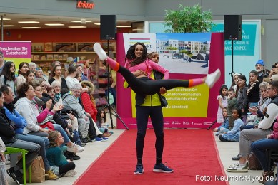 Fruehlingsmodenschau-im-NeuenMarkt-2024-0088