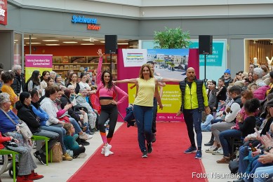 Fruehlingsmodenschau-im-NeuenMarkt-2024-0089