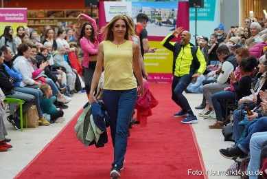 Fruehlingsmodenschau-im-NeuenMarkt-2024-0090