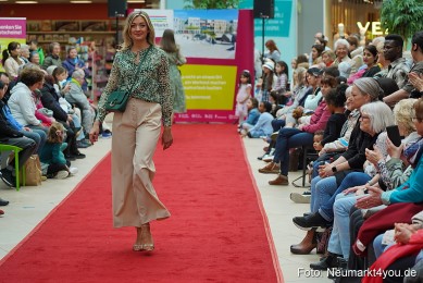Fruehlingsmodenschau-im-NeuenMarkt-2024-0100