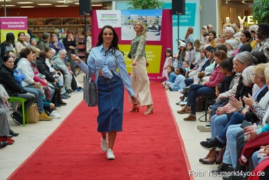 Fruehlingsmodenschau-im-NeuenMarkt-2024-0102