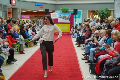 Fruehlingsmodenschau-im-NeuenMarkt-2024-0104