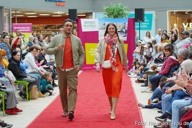 Fruehlingsmodenschau-im-NeuenMarkt-2024-0112