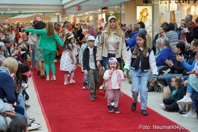 Fruehlingsmodenschau-im-NeuenMarkt-2024-0121