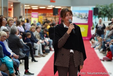Herbstmodenschau-im-NeuenMarkt-2022-0111
