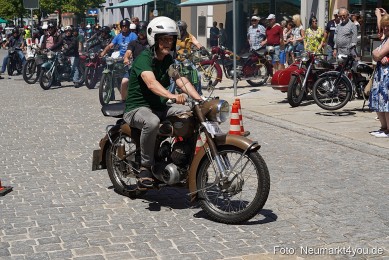 Oldtimertreffen-Neumarkt-Start-der-Ausfahrt-2023-0002