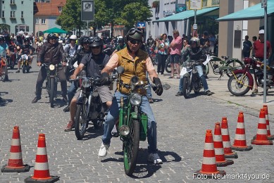 Oldtimertreffen-Neumarkt-Start-der-Ausfahrt-2023-0004