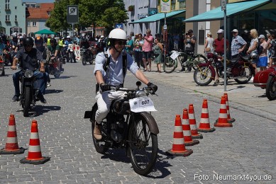 Oldtimertreffen-Neumarkt-Start-der-Ausfahrt-2023-0008