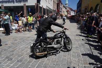 Oldtimertreffen-Neumarkt-Start-der-Ausfahrt-2023-0009