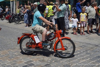 Oldtimertreffen-Neumarkt-Start-der-Ausfahrt-2023-0010