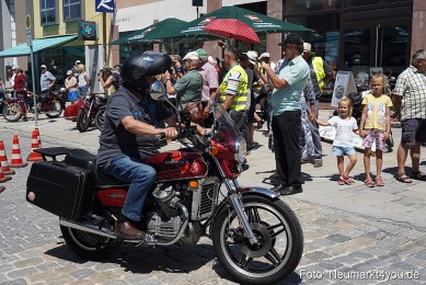 Oldtimertreffen-Neumarkt-Start-der-Ausfahrt-2023-0015