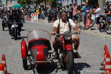Oldtimertreffen-Neumarkt-Start-der-Ausfahrt-2023-0019