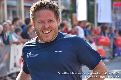 Stadtlauf-Neumarkt-Zieleinlauf-2019-0104