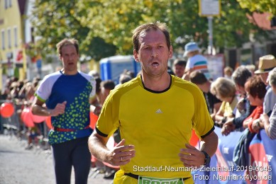 Stadtlauf-Neumarkt-Zieleinlauf-2019-0345