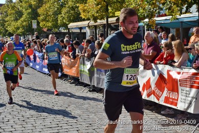 Stadtlauf-Neumarkt-Zieleinlauf-2019-0409