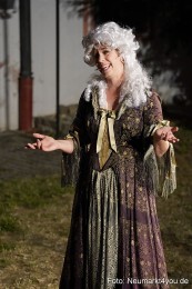 Die-eingebildete-Kranke-Schloss-Spiele-Neumarkt-2025-0067