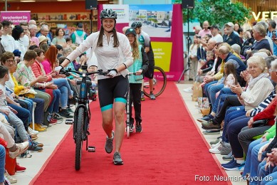 Modenschau-NeuerMarkt-Fruehling-2025-0072