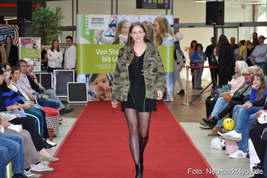 Herbstmodenschau-NeuerMarkt-2019-0049