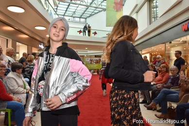 Herbstmodenschau-NeuerMarkt-2019-0134