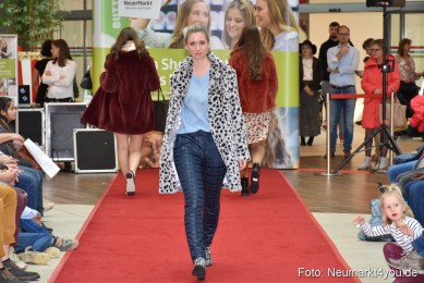Herbstmodenschau-NeuerMarkt-2019-0175