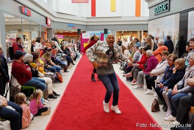 Herbstmodenschau-NeuerMarkt-2024-0127