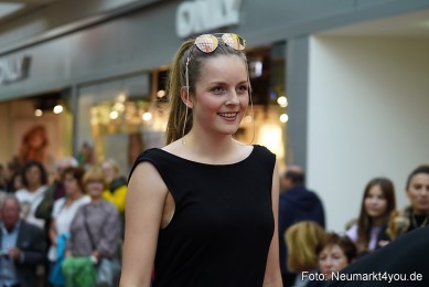 Herbstmodenschau-im-NeuenMarkt-2022-0089