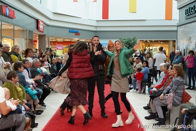 Herbstmodenschau-im-NeuenMarkt-2022-0117