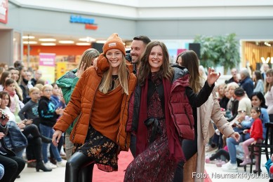 Herbstmodenschau-im-NeuenMarkt-2022-0118