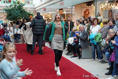 Herbstmodenschau-im-NeuenMarkt-2022-0119