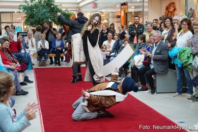 Herbstmodenschau-im-NeuenMarkt-2022-0122