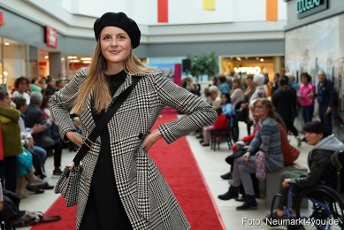 Herbstmodenschau-im-NeuenMarkt-2022-0136
