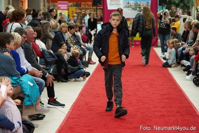 Herbstmodenschau-im-NeuenMarkt-2022-0146