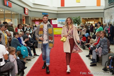 Herbstmodenschau-im-NeuenMarkt-2022-0153